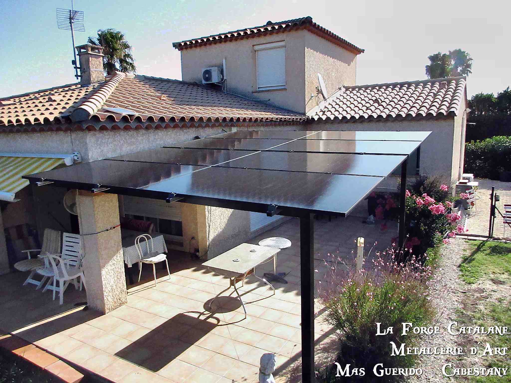 Pergola moderne tube support panneaux solaire La Forge Catalane 2.jpg